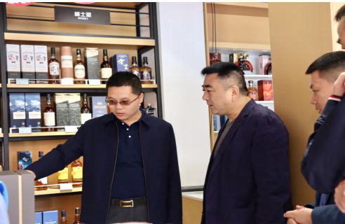 集團(tuán)公司李勇董事長(zhǎng)一行到我司開元加油站視察非油銷售進(jìn)展情況(圖1)